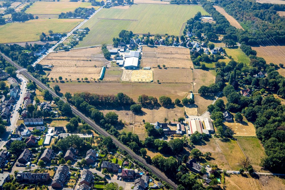 Dinslaken from the bird's eye view: Building of stables Pferdepension Sanders surrounded by fields on street Oststrasse in Dinslaken at Ruhrgebiet in the state North Rhine-Westphalia, Germany