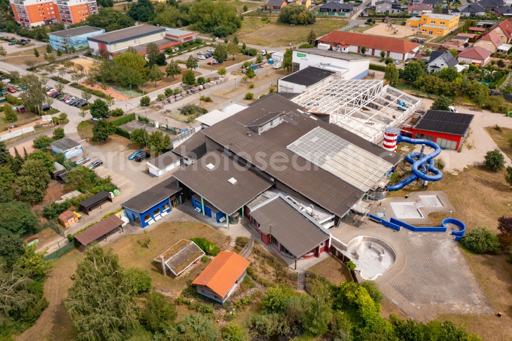 Schwedt/Oder from the bird's eye view: Rekonstruction of the thermal baths of the outdoor swimming pool and leisure facility AquariUM in Schwedt / Oder in the Uckermark in the state Brandenburg, Germany