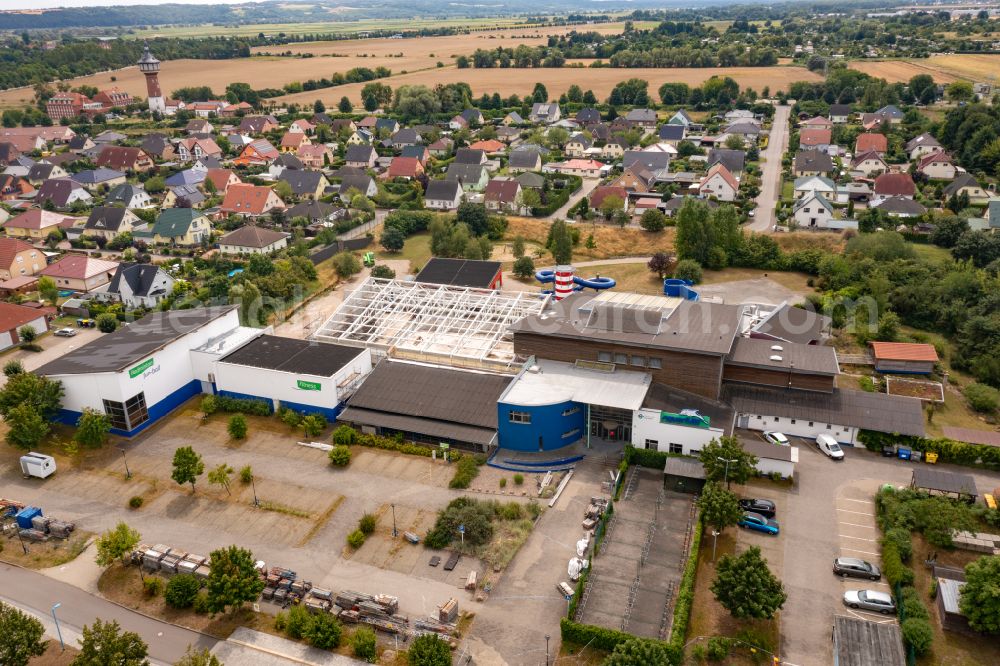 Aerial photograph Schwedt/Oder - Rekonstruction of the thermal baths of the outdoor swimming pool and leisure facility AquariUM in Schwedt / Oder in the Uckermark in the state Brandenburg, Germany