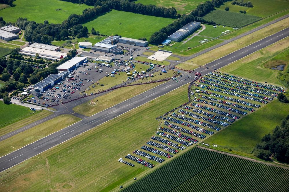Aerial photograph Hünxe - Race event of MSC Race @ Airport e.V. on the runway of the airfield of the Flugplatzgesellschaft Schwarze Heide mbH in Huenxe in the state North Rhine-Westphalia, Germany