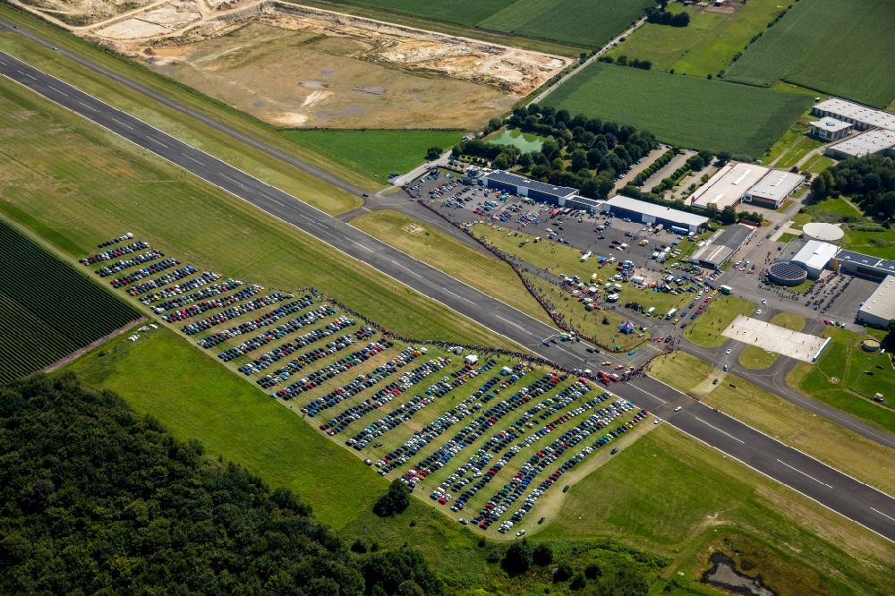 Hünxe from the bird's eye view: Race event of MSC Race @ Airport e.V. on the runway of the airfield of the Flugplatzgesellschaft Schwarze Heide mbH in Huenxe in the state North Rhine-Westphalia, Germany