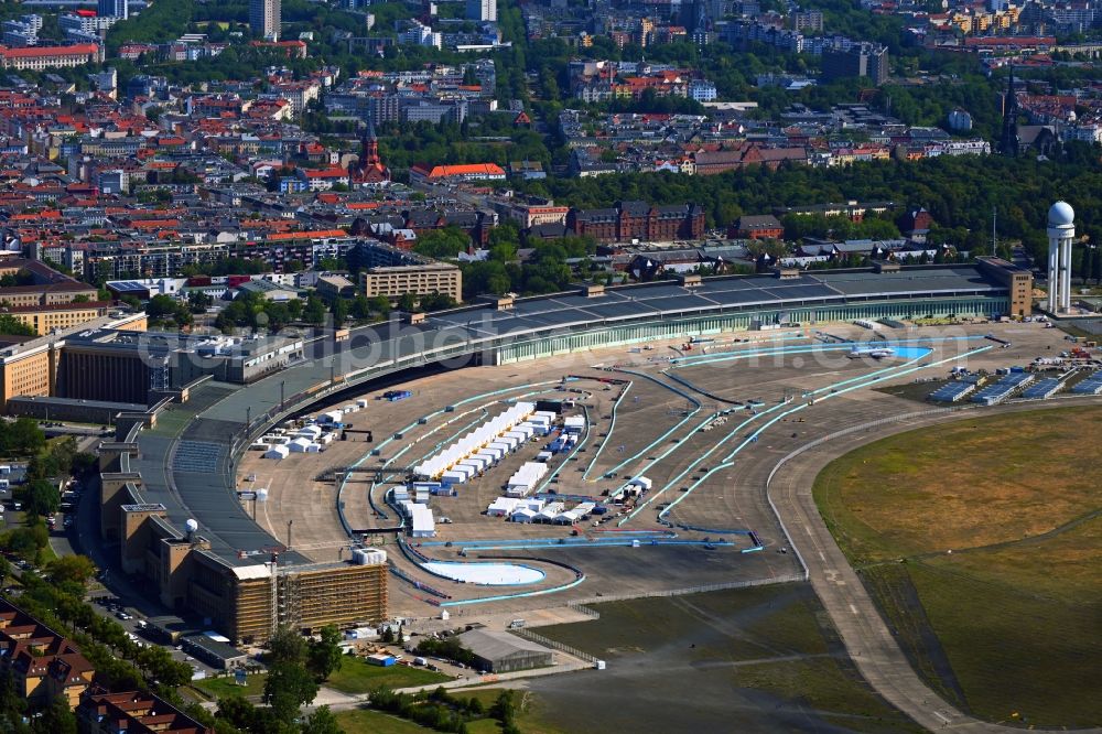 Aerial photograph Berlin - Racetrack racecourse of vollelektrischen Formel E on the former Flughafen on Tempelhofer Feld in the district Tempelhof in Berlin, Germany