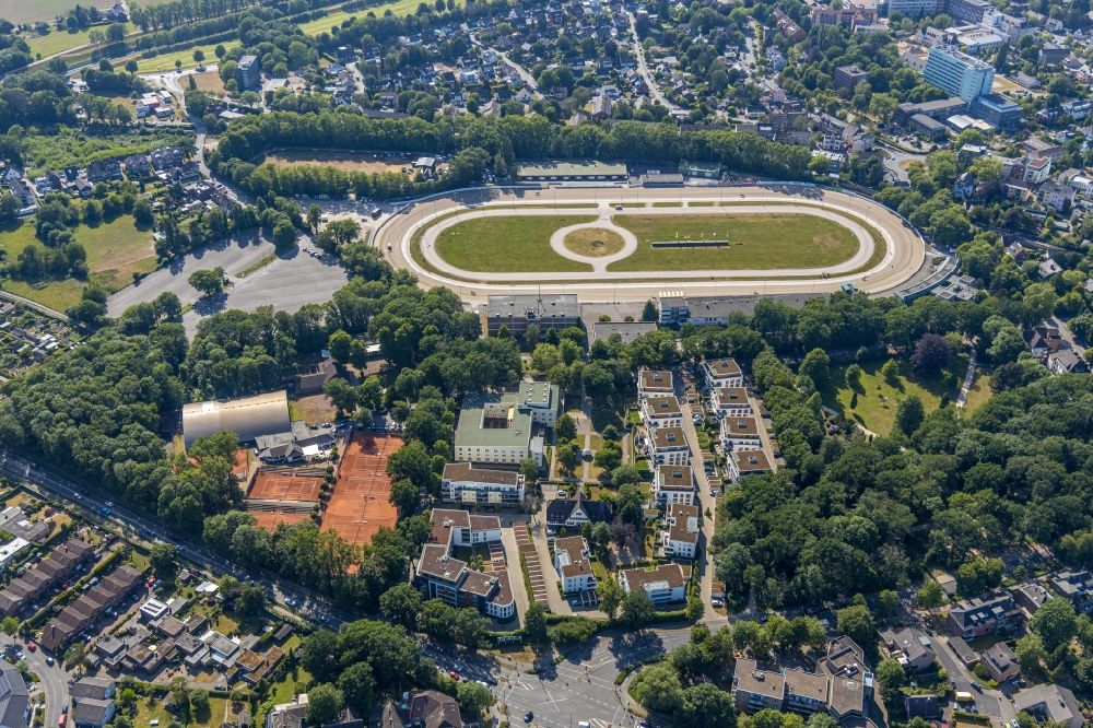 Dinslaken from the bird's eye view: Racetrack racecourse - trotting in Dinslaken in the state of North Rhine-Westphalia