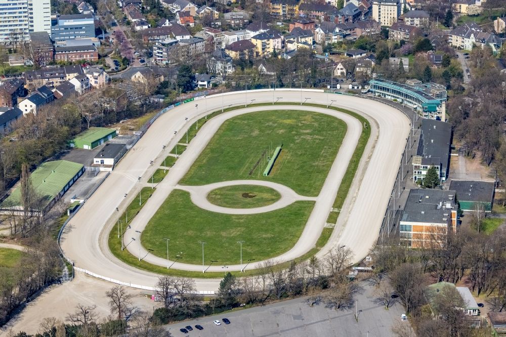 Dinslaken from the bird's eye view: Racetrack racecourse - trotting in Dinslaken at Ruhrgebiet in the state of North Rhine-Westphalia