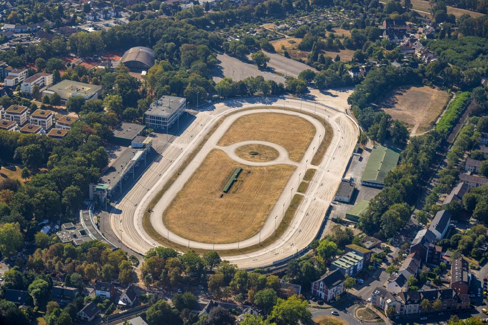Aerial photograph Dinslaken - Racetrack racecourse - trotting on street Baerenkampallee in Dinslaken at Ruhrgebiet in the state of North Rhine-Westphalia
