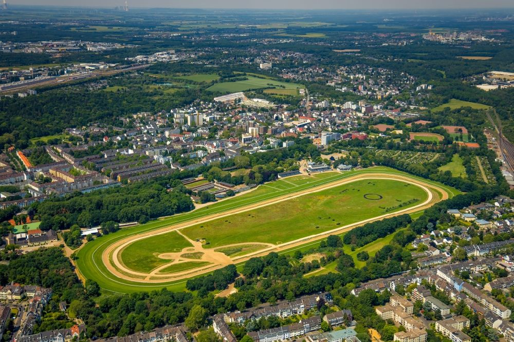 Köln from the bird's eye view: Racetrack racecourse - trotting Galopprennbahn Koeln-Weidenpesch on Rennbahnstrasse in the district Weidenpesch in Cologne in the state North Rhine-Westphalia, Germany