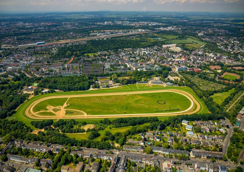 Aerial image Köln - Racetrack racecourse - trotting Galopprennbahn Koeln-Weidenpesch on Rennbahnstrasse in the district Weidenpesch in Cologne in the state North Rhine-Westphalia, Germany