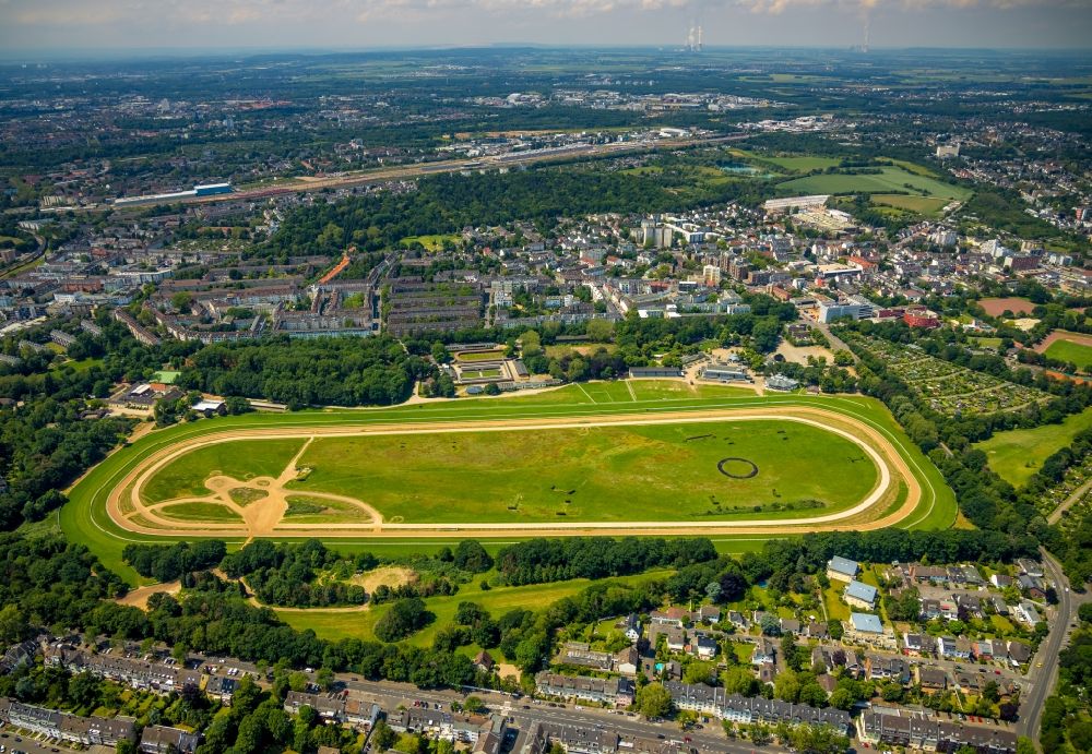 Aerial photograph Köln - Racetrack racecourse - trotting Galopprennbahn Koeln-Weidenpesch on Rennbahnstrasse in the district Weidenpesch in Cologne in the state North Rhine-Westphalia, Germany