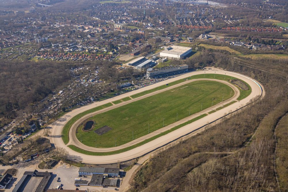 Aerial photograph Gelsenkirchen - Racetrack racecourse - trotting of GelsenTrabPark on Nienhausenstrasse in Gelsenkirchen in the state North Rhine-Westphalia, Germany