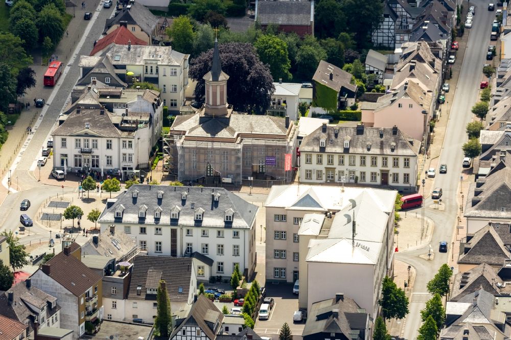Aerial photograph Arnsberg - Construction site for renovation and remodeling work on the church building of the Church of the Resurrection on Neumarkt in Arnsberg in the Sauerland in the state North Rhine-Westphalia, Germany