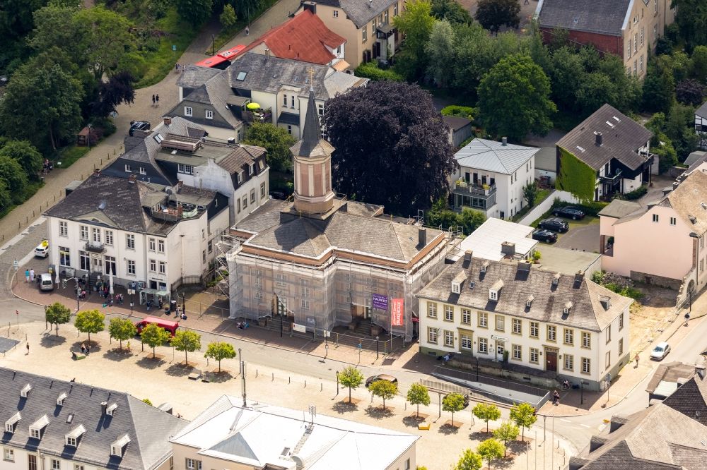 Arnsberg from the bird's eye view: Construction site for renovation and remodeling work on the church building of the Church of the Resurrection on Neumarkt in Arnsberg in the Sauerland in the state North Rhine-Westphalia, Germany