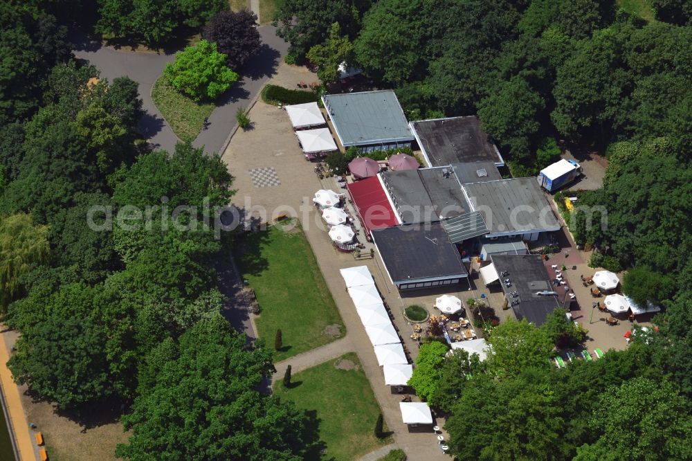 Aerial image Berlin Friedrichshain - Restaurant and Catering Schoenbrunn on Great Pond in the park grounds of the People's Park at Friedrichshain in Berlin
