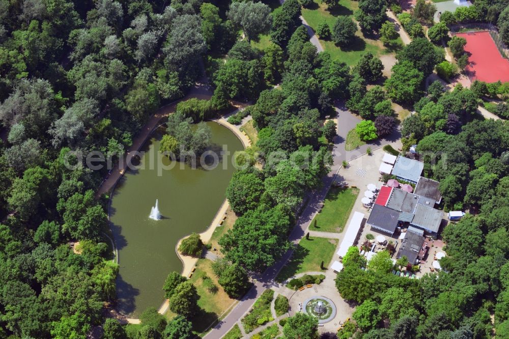 Aerial photograph Berlin Friedrichshain - Restaurant and Catering Schoenbrunn on Great Pond in the park grounds of the People's Park at Friedrichshain in Berlin