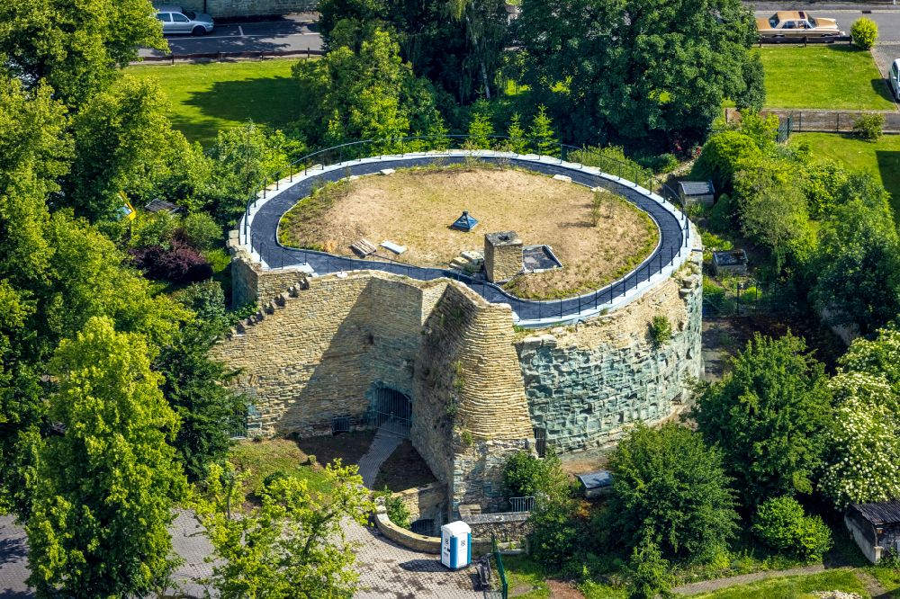 Werl from above - Remains of the ruins of the palace grounds of the former castle of kurfuerstlichen Stadtschlosses on street Schlossstrasse in Werl at Ruhrgebiet in the state North Rhine-Westphalia, Germany