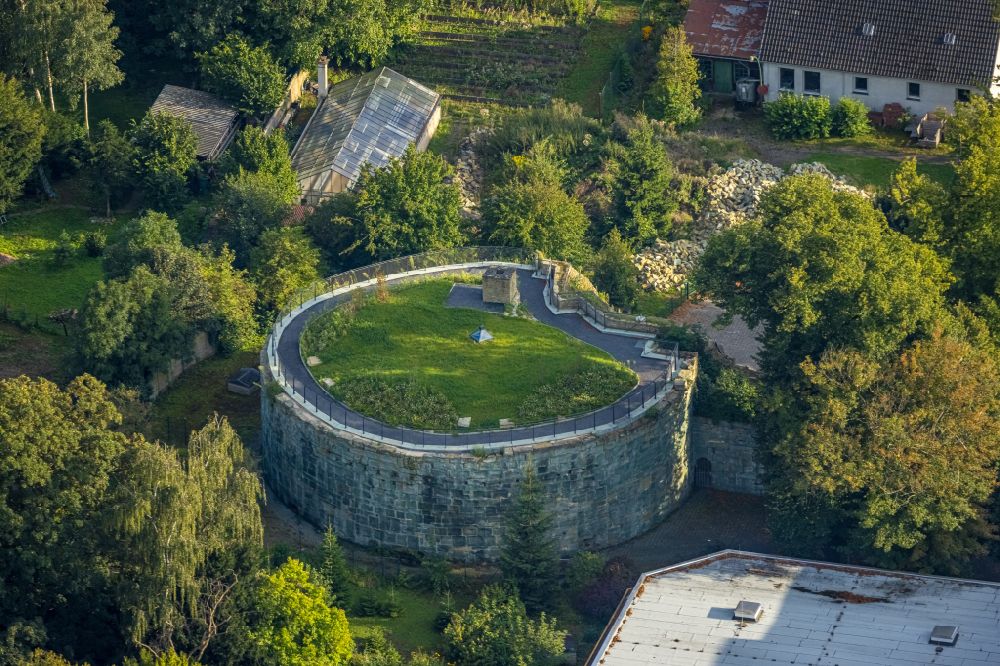 Aerial photograph Werl - Remains of the ruins of the palace grounds of the former castle of kurfuerstlichen Stadtschlosses on street Schlossstrasse in Werl at Ruhrgebiet in the state North Rhine-Westphalia, Germany
