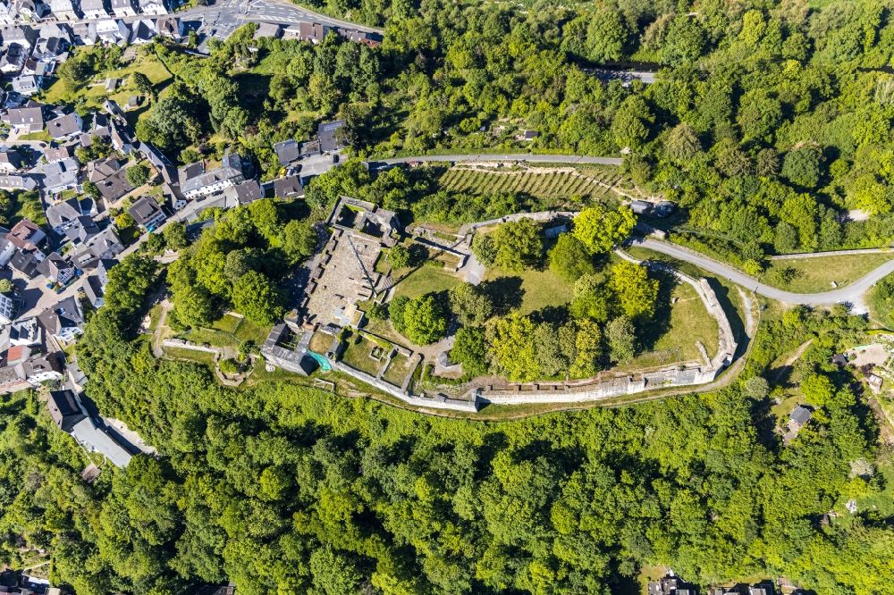 Aerial image Arnsberg - Remains of the ruins Schlossruine Arnsberg - Portal on the Schlossberg in Arnsberg in the state of North Rhine-Westphalia