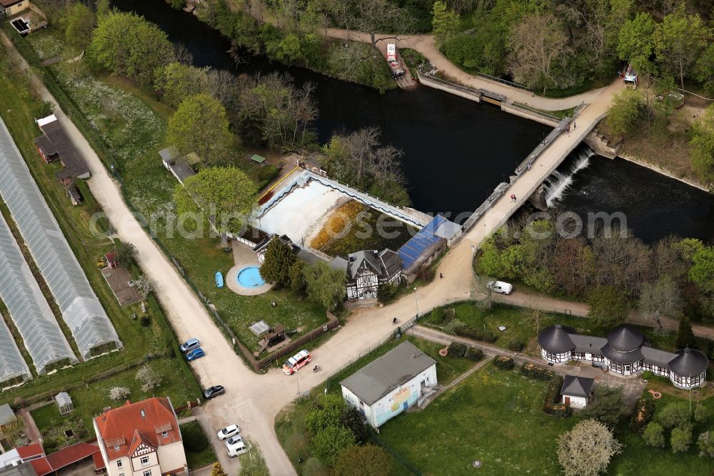 Erfurt from the bird's eye view: Construction site for the modernization, renovation and conversion of the swimming pool of the outdoor pool Dreienbrunnenbad on Gera in the district Bruehlervorstadt in Erfurt in the state Thuringia, Germany