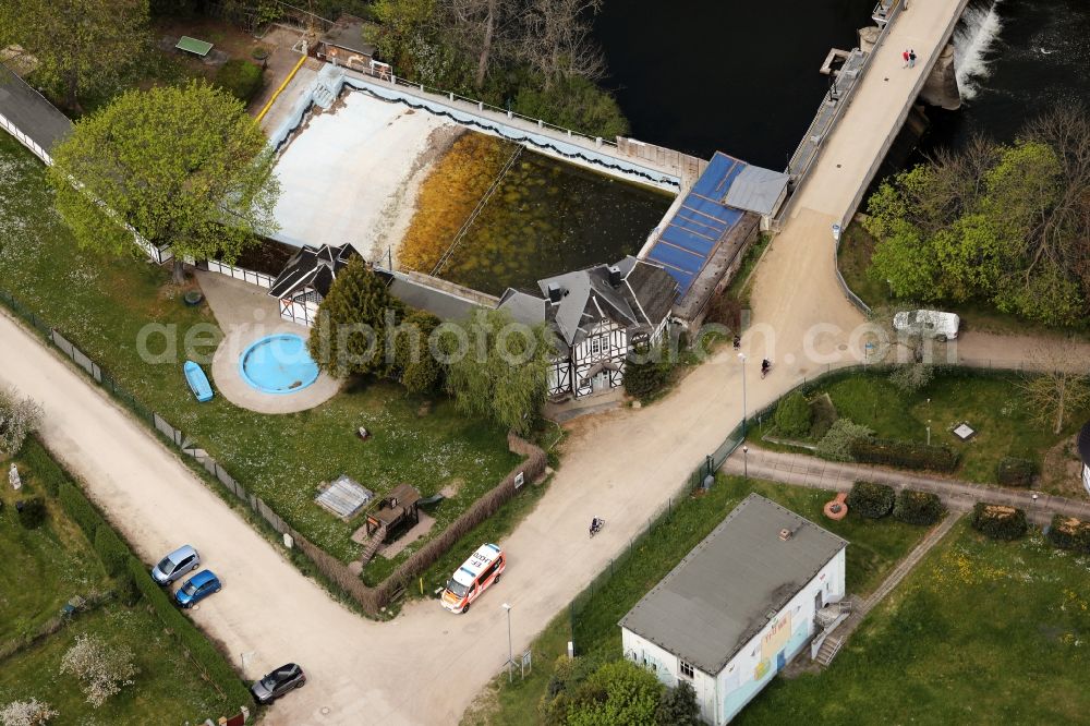 Aerial image Erfurt - Construction site for the modernization, renovation and conversion of the swimming pool of the outdoor pool Dreienbrunnenbad on Gera in the district Bruehlervorstadt in Erfurt in the state Thuringia, Germany
