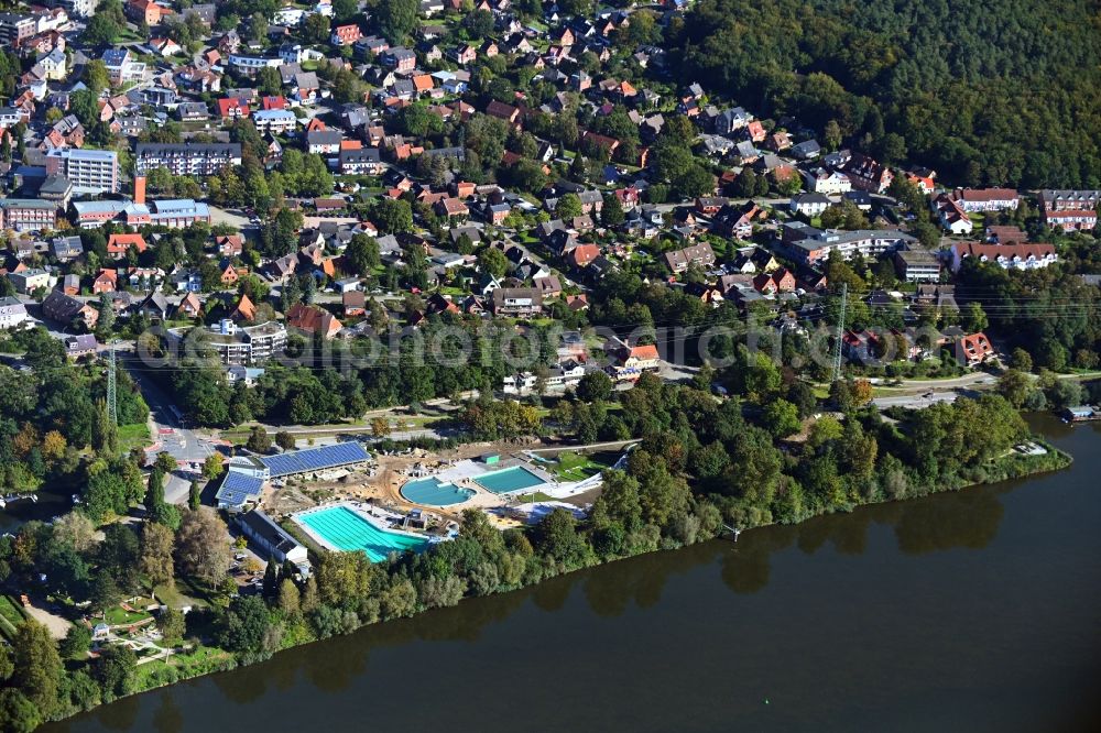 Aerial image Geesthacht - Construction site for the modernization, renovation and conversion of the swimming pool of the outdoor pool Freizeitbad Geesthacht on Elbuferstrasse in Geesthacht in the state Schleswig-Holstein, Germany