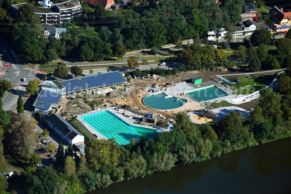 Aerial photograph Geesthacht - Construction site for the modernization, renovation and conversion of the swimming pool of the outdoor pool Freizeitbad Geesthacht on Elbuferstrasse in Geesthacht in the state Schleswig-Holstein, Germany