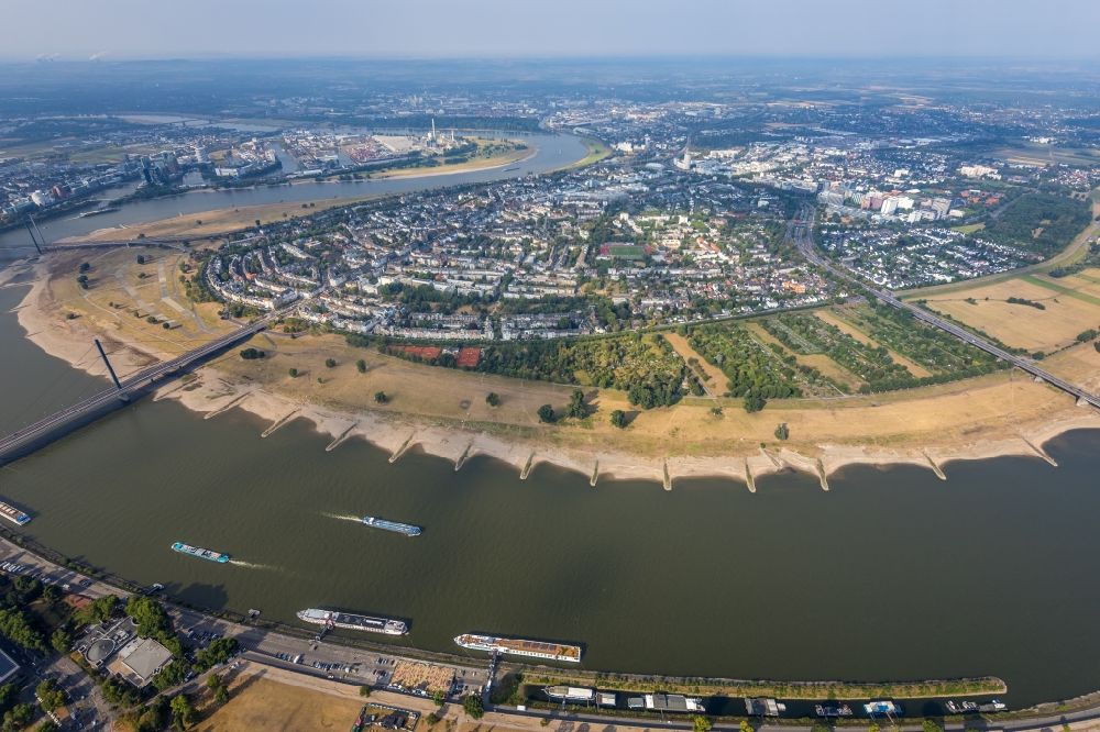 Aerial photograph Düsseldorf - Curved loop of the riparian zones on the course of the river Rhine in the district Oberkassel in Duesseldorf in the state North Rhine-Westphalia, Germany