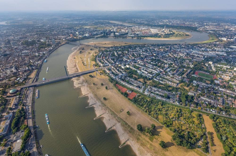 Düsseldorf from above - Curved loop of the riparian zones on the course of the river Rhine in the district Oberkassel in Duesseldorf in the state North Rhine-Westphalia, Germany