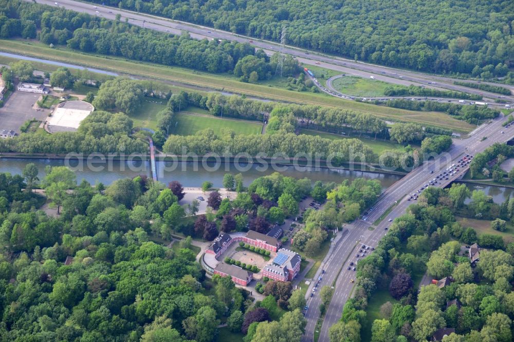Aerial photograph Oberhausen - View from south to north across the Rhine-Herne Canal at the Sterkrader Strassen-Bridge B 223 and the Castle Oberhausen in Oberhausen in North Rhine-Westphalia