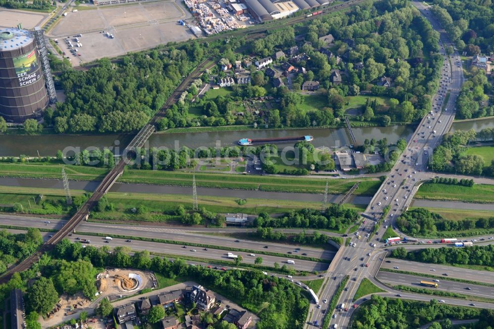 Aerial photograph Oberhausen - View from north to south across the Rhine-Herne Canal at the Sterkrader Strassen-Bridge B 223 and a railway bridge in Oberhausen in North Rhine-Westphalia