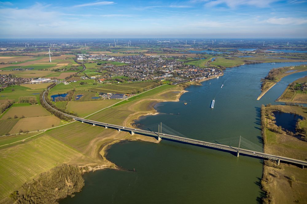 Rees from the bird's eye view: Rhine bridge on the federal highway B67 in Rees in the federal state of North Rhine-Westphalia