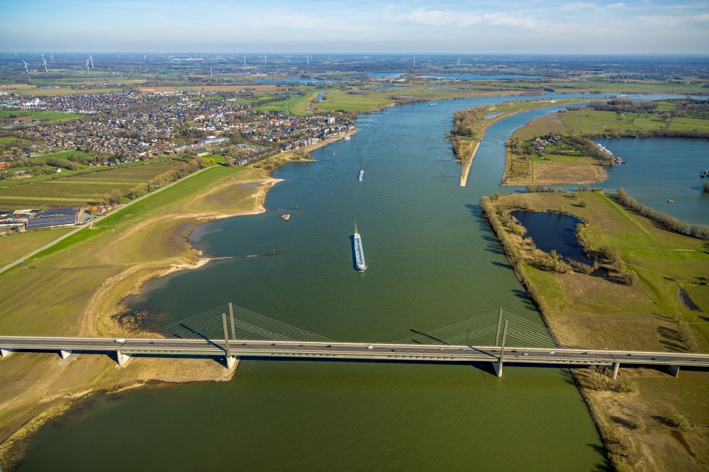 Aerial image Rees - Rhine bridge on the federal highway B67 in Rees in the federal state of North Rhine-Westphalia