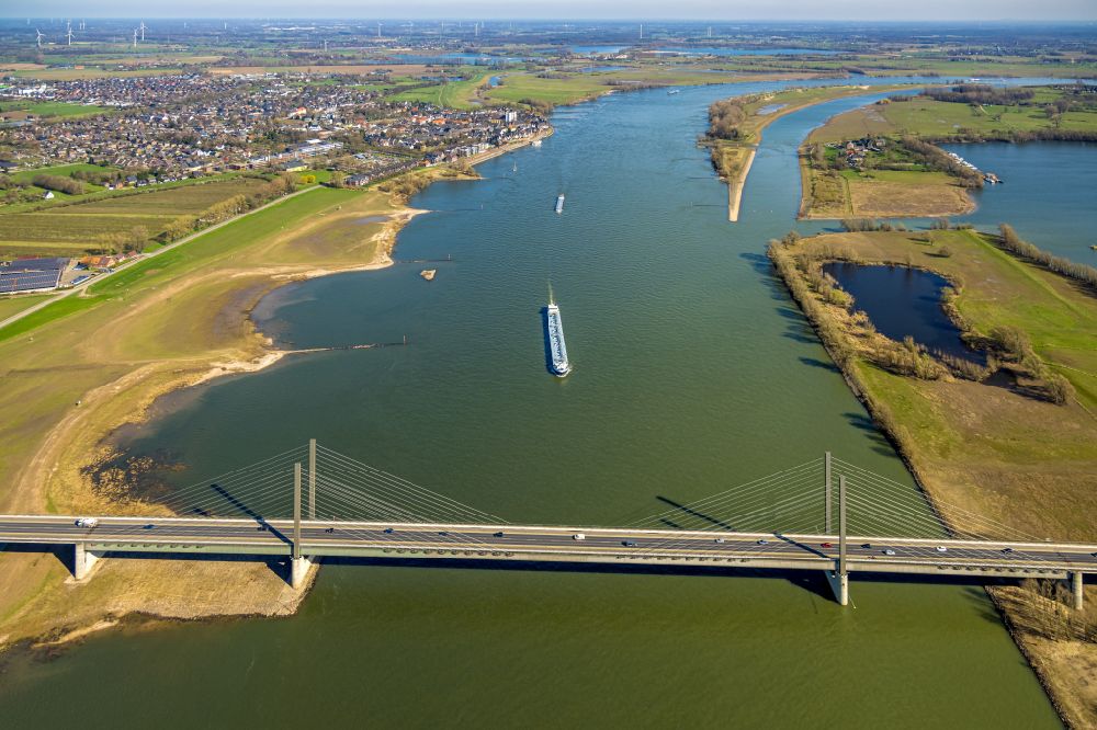 Aerial photograph Rees - Rhine bridge on the federal highway B67 in Rees in the federal state of North Rhine-Westphalia