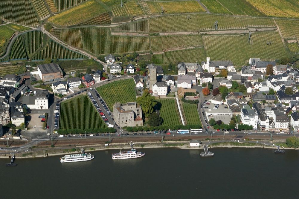 Aerial photograph Rüdesheim am Rhein - Rheingau Wine Museum in the Broemserburg in Rudesheim am Rhein in Hesse, with views over fields and the town of Ruedesheim directly on the Rhine