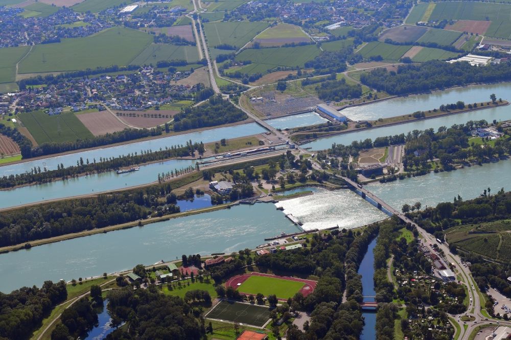 Aerial photograph Breisach am Rhein - Rhine island between river Rhein and Grand Canal d'Alsace with bridges for border crossing between Germany and Vogelgrun / France in Breisach am Rhein in the state Baden-Wuerttemberg, Germany
