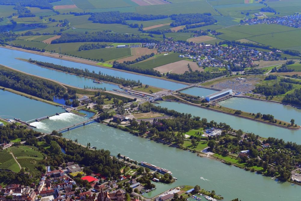 Aerial image Breisach am Rhein - Rhine island between river Rhein and Grand Canal d'Alsace with bridges for border crossing between Germany and Vogelgrun / France in Breisach am Rhein in the state Baden-Wuerttemberg, Germany