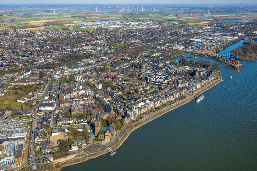 Aerial photograph Emmerich am Rhein - The Rhine promenade on the banks of the river Rhine course in Emmerich am Rhein in North Rhine-Westphalia
