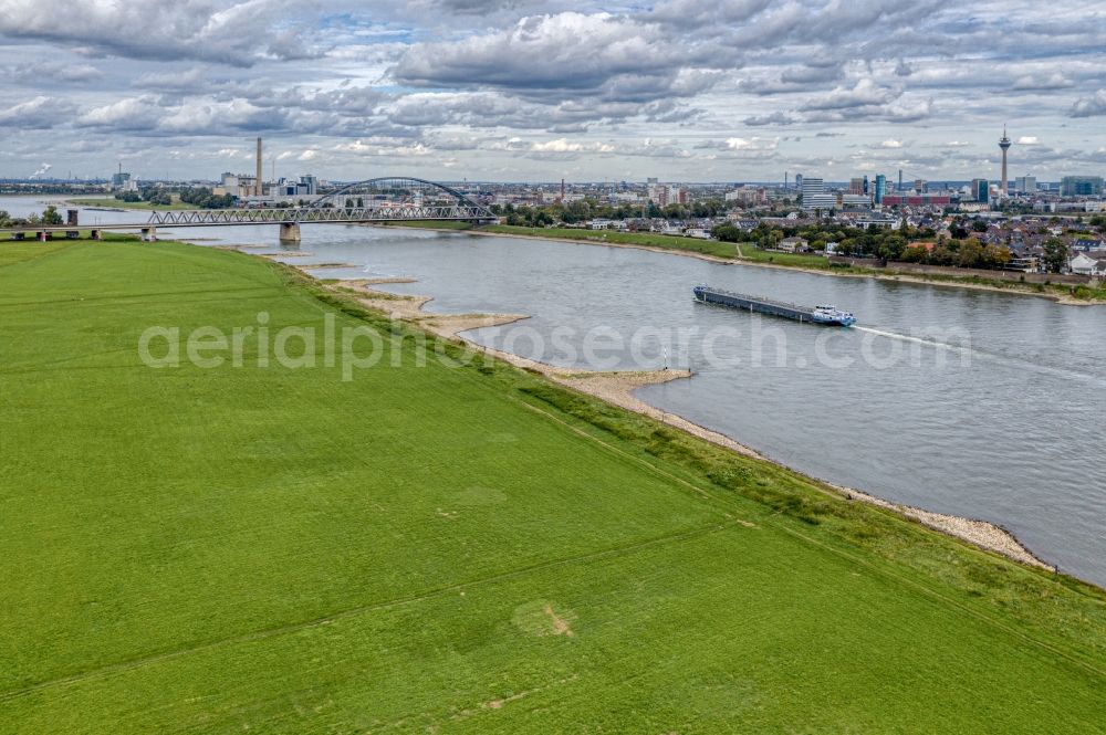Neuss from the bird's eye view: Grassland structures of a meadow and field landscape in the lowland on the banks of the Rhine in Neuss in the state North Rhine-Westphalia, Germany