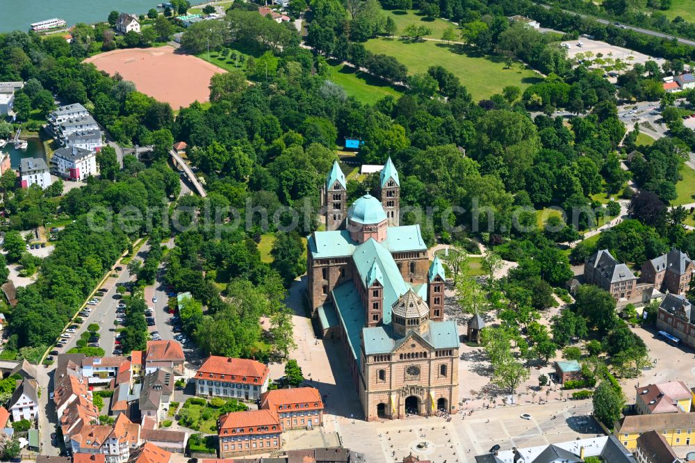 Aerial photograph Speyer - Romanic Cathedral Dom zu Speyer on place Domplatz in Speyer in the state Rhineland-Palatinate, Germany