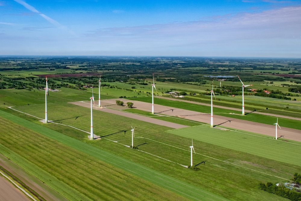 Aerial photograph Drochtersen - Rotating wind turbines (WEA) - wind turbines - on a field in Markee in the state Brandenburg, Germany in Drochtersen in the state Lower Saxony, Germany