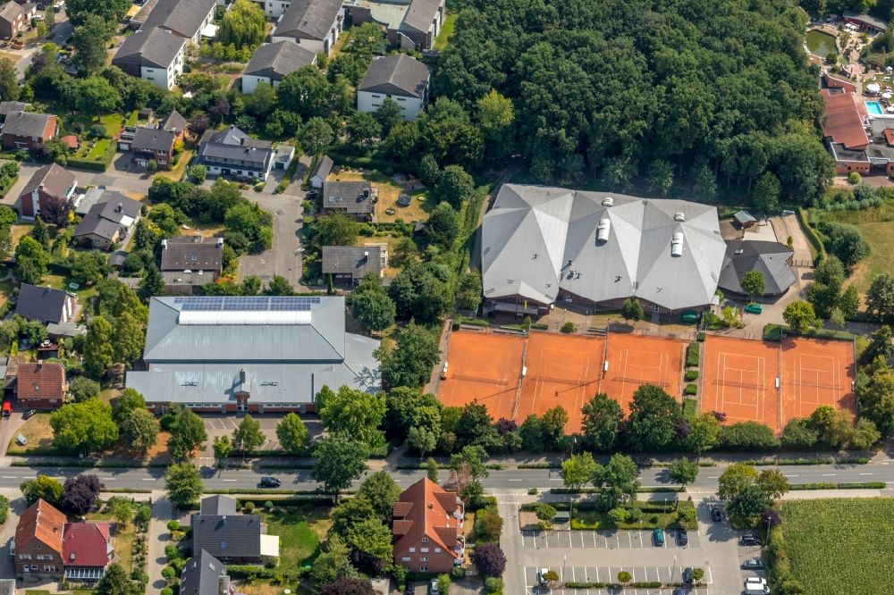Everswinkel from the bird's eye view: Tennis court sports field of SC DJK Everswinkel e.V. on Alverskirchener Strasse in Everswinkel in the state North Rhine-Westphalia, Germany