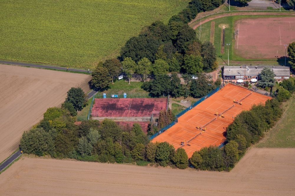 Hünxe from the bird's eye view: Tennis court sports field of Turnverein Bruckhausen 1921 e.V. along the Heinrich-Heine-Weg in Huenxe in the state North Rhine-Westphalia, Germany