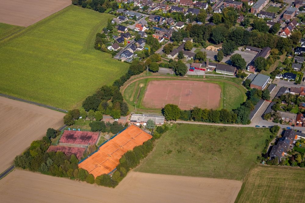 Aerial image Hünxe - Tennis court sports field of Turnverein Bruckhausen 1921 e.V. along the Heinrich-Heine-Weg in Huenxe in the state North Rhine-Westphalia, Germany