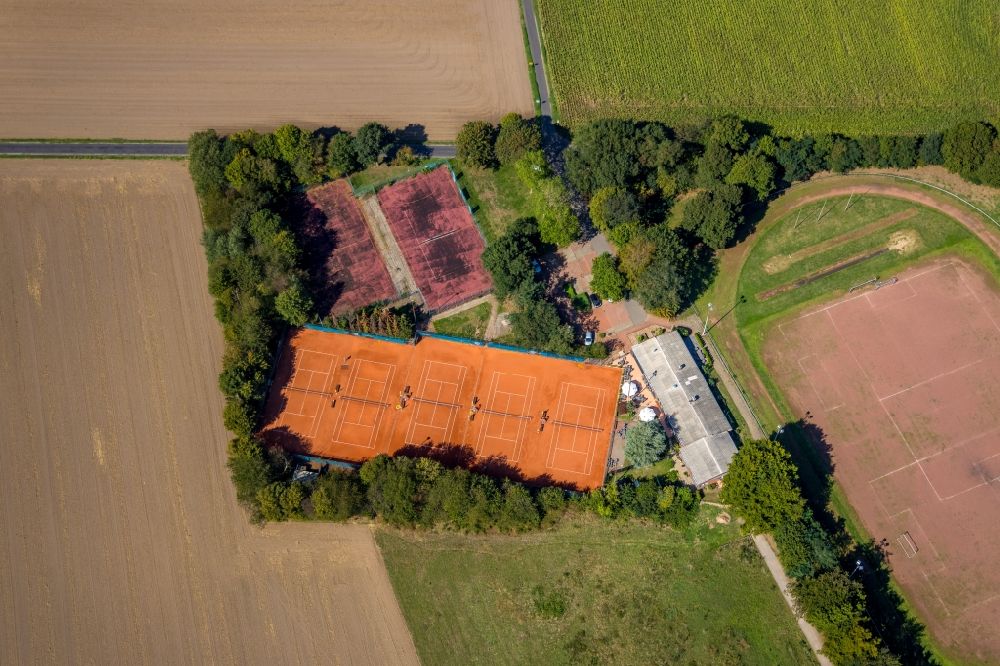 Aerial photograph Hünxe - Tennis court sports field of Turnverein Bruckhausen 1921 e.V. along the Heinrich-Heine-Weg in Huenxe in the state North Rhine-Westphalia, Germany