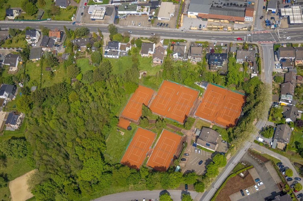Heiligenhaus from the bird's eye view: Tennis court sports field TC Blau-Weiss 02 Heiligenhaus e.V. on Selbecker Strasse in Heiligenhaus at Ruhrgebiet in the state North Rhine-Westphalia, Germany