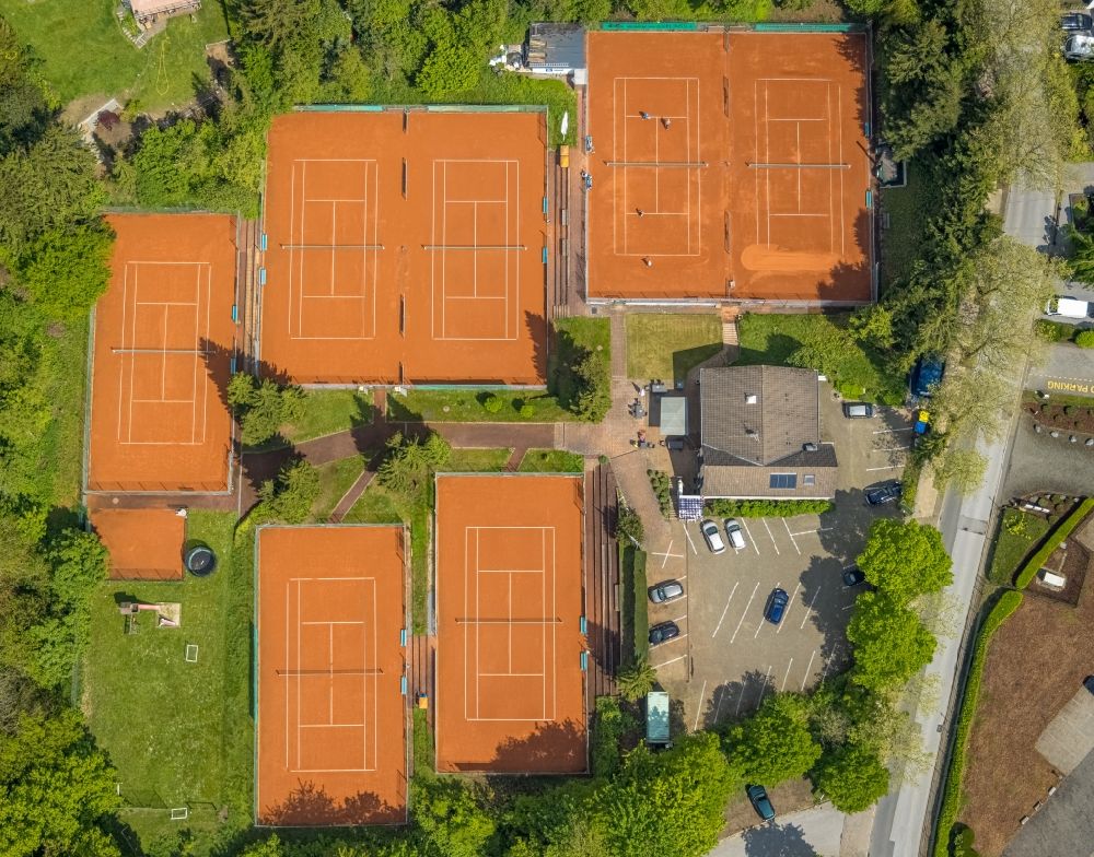 Aerial image Heiligenhaus - Tennis court sports field TC Blau-Weiss 02 Heiligenhaus e.V. on Selbecker Strasse in Heiligenhaus at Ruhrgebiet in the state North Rhine-Westphalia, Germany