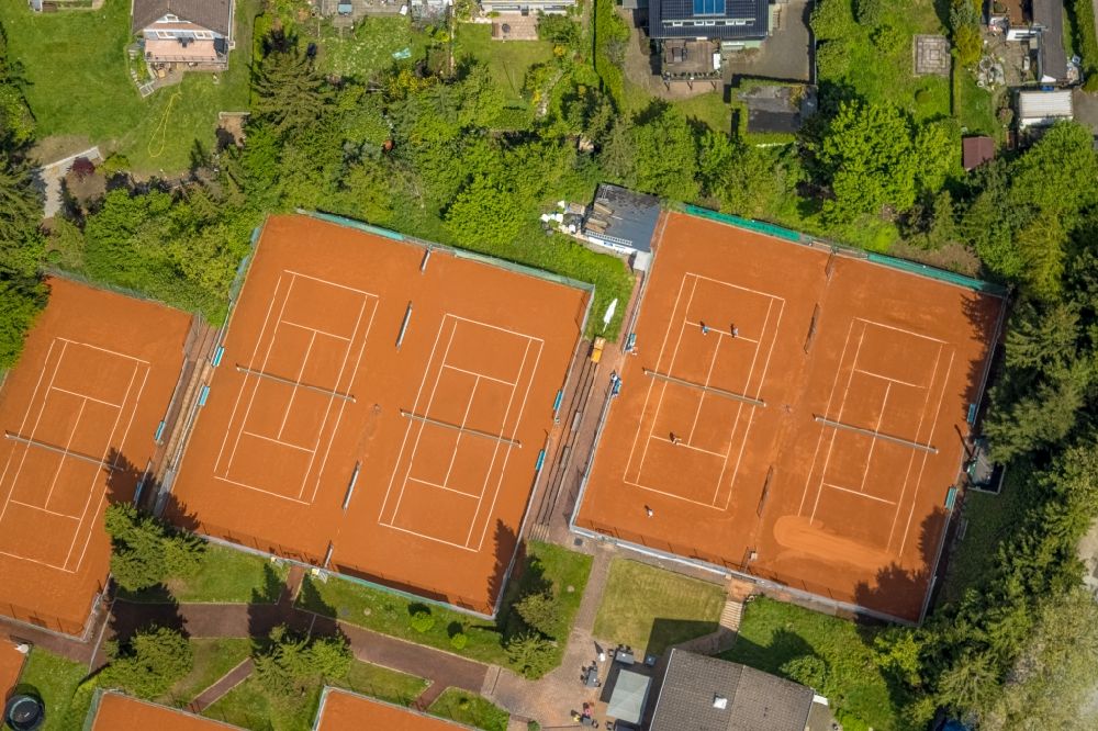 Aerial photograph Heiligenhaus - Tennis court sports field TC Blau-Weiss 02 Heiligenhaus e.V. on Selbecker Strasse in Heiligenhaus at Ruhrgebiet in the state North Rhine-Westphalia, Germany
