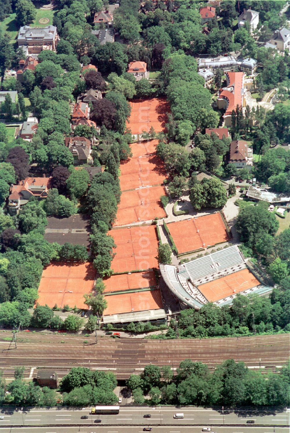 Berlin from the bird's eye view: Tennis court sports field of Tennis-Club 1899 e.V. Blau-Weiss in the district Grunewald in Berlin, Germany