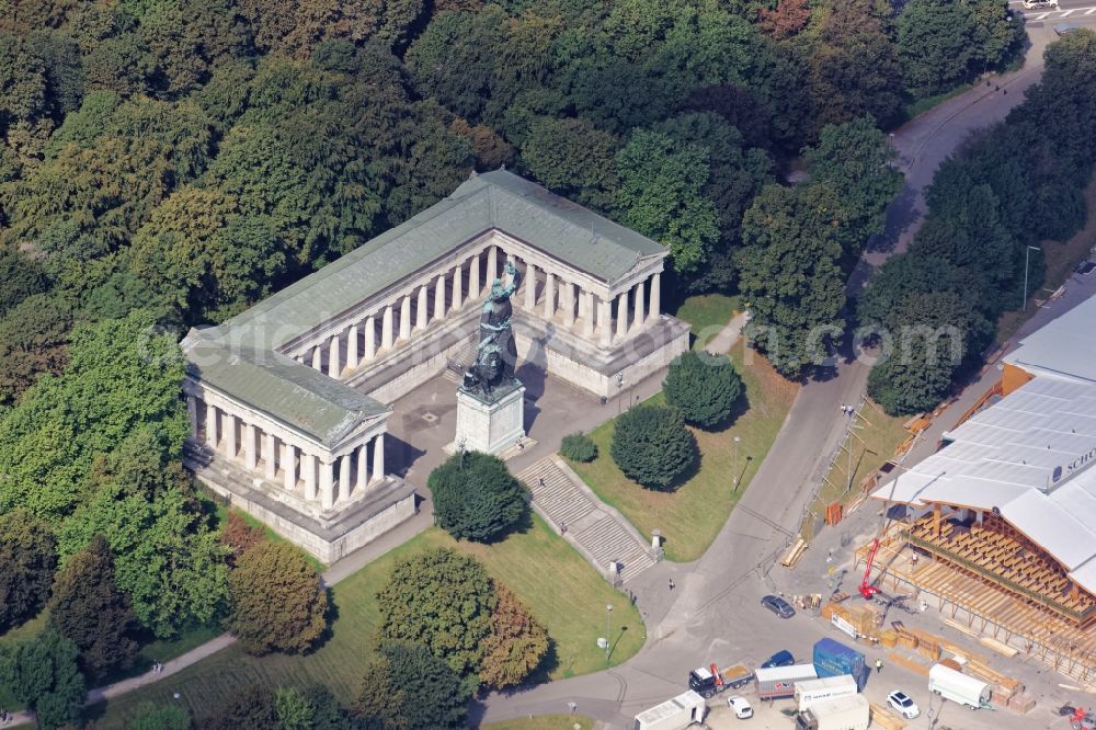 Aerial photograph München - The Hall of Fame and the bronze statue Bavaria on the edge of the Theresienwiese in Munich Schwanthalerhoehe in the state of Bavaria