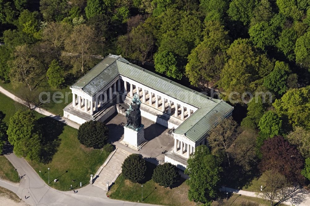 Aerial image München - The Hall of Fame and the bronze statue Bavaria on the edge of the Theresienwiese in Munich Schwanthalerhoehe in the state of Bavaria