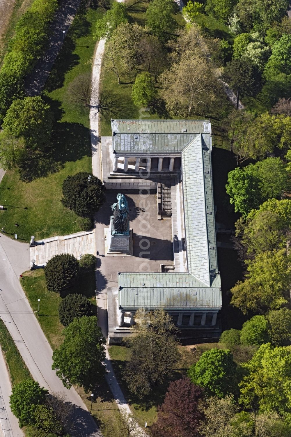 Aerial photograph München - The Hall of Fame and the bronze statue Bavaria on the edge of the Theresienwiese in Munich Schwanthalerhoehe in the state of Bavaria