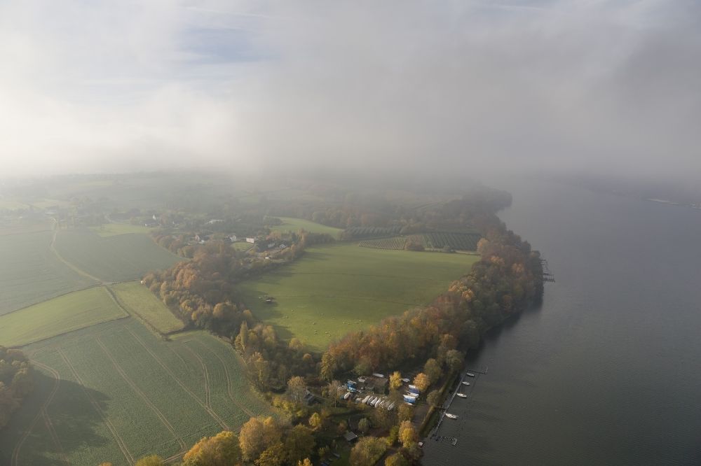 Aerial photograph Essen - Overlooking the lake Baldeneysee between Essen districts Fischlaken and the Ruhr peninsular Heisingen covered with a thick layer of autumn weather fog and clouds in the state North Rhine-Westphalia